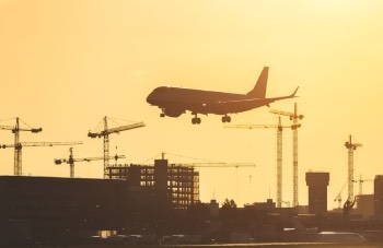 avion-atterrissant-aéroport