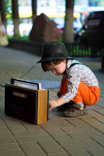 enfants-joue-avec-radio-musique