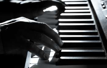 pianiste-main-sur-clavier