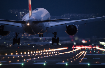 avion atterissant de nuit