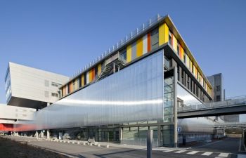 façade d'un hôpital moderne un jour de grand soleil