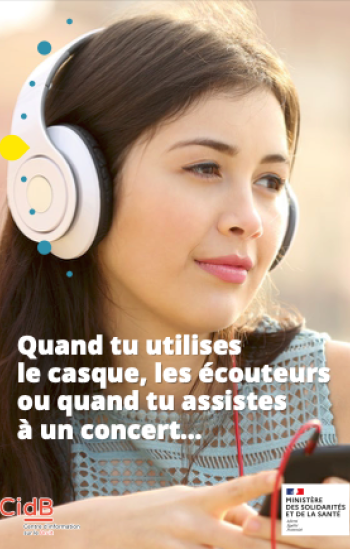 couverture de plaquette représentant une jeune femme écoutant de la musique avec un casque audio et souriant